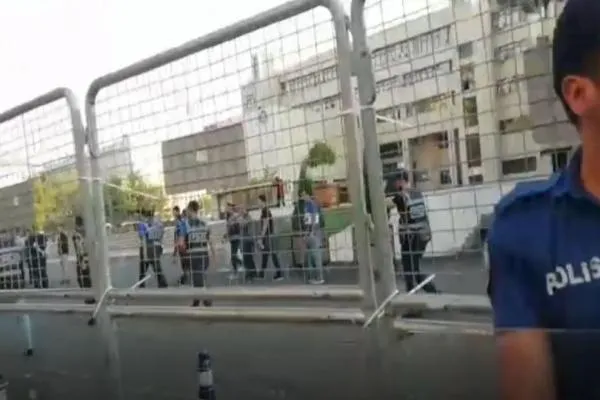 سلطات العدالة والتنمية تحاصر بلديات آمد وميردين ووان