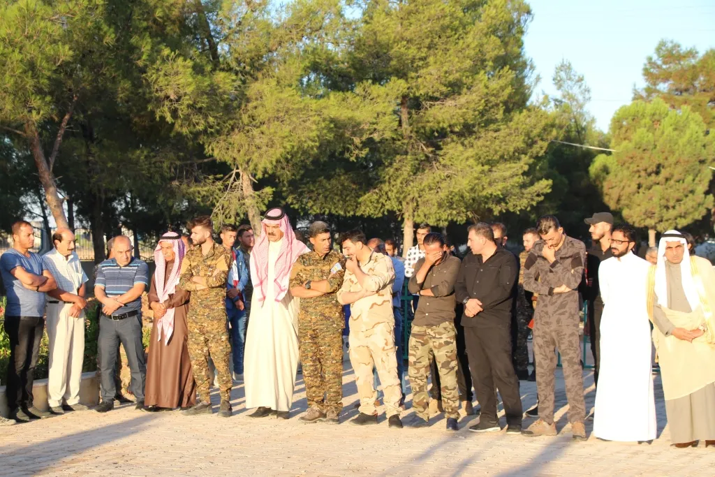 أهالي شمال وشرق سوريا يزورون أضرحة الشهداء ويعربون عن فخرهم ببطولاتهم