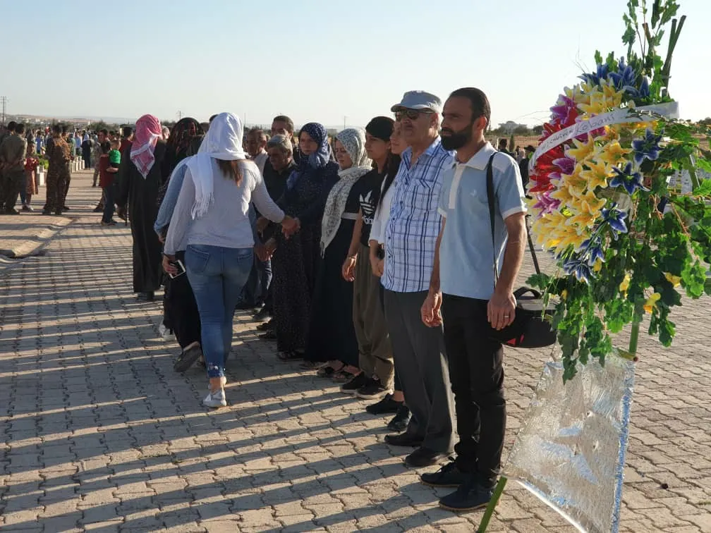 أهالي شمال وشرق سوريا يزورون أضرحة الشهداء ويعربون عن فخرهم ببطولاتهم