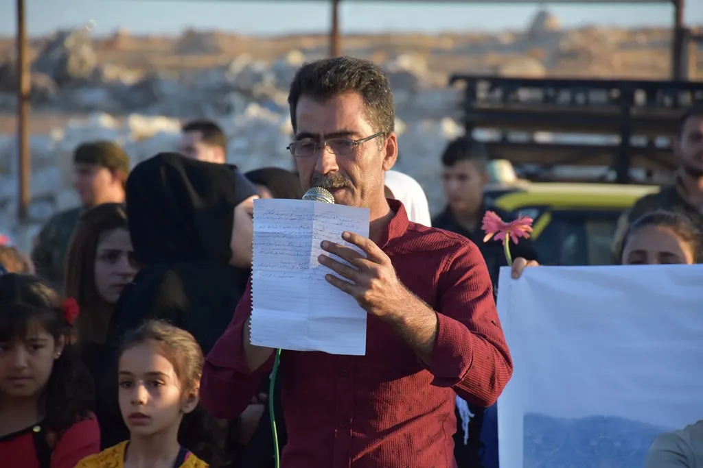 أهالي شمال وشرق سوريا يزورون أضرحة الشهداء ويعربون عن فخرهم ببطولاتهم