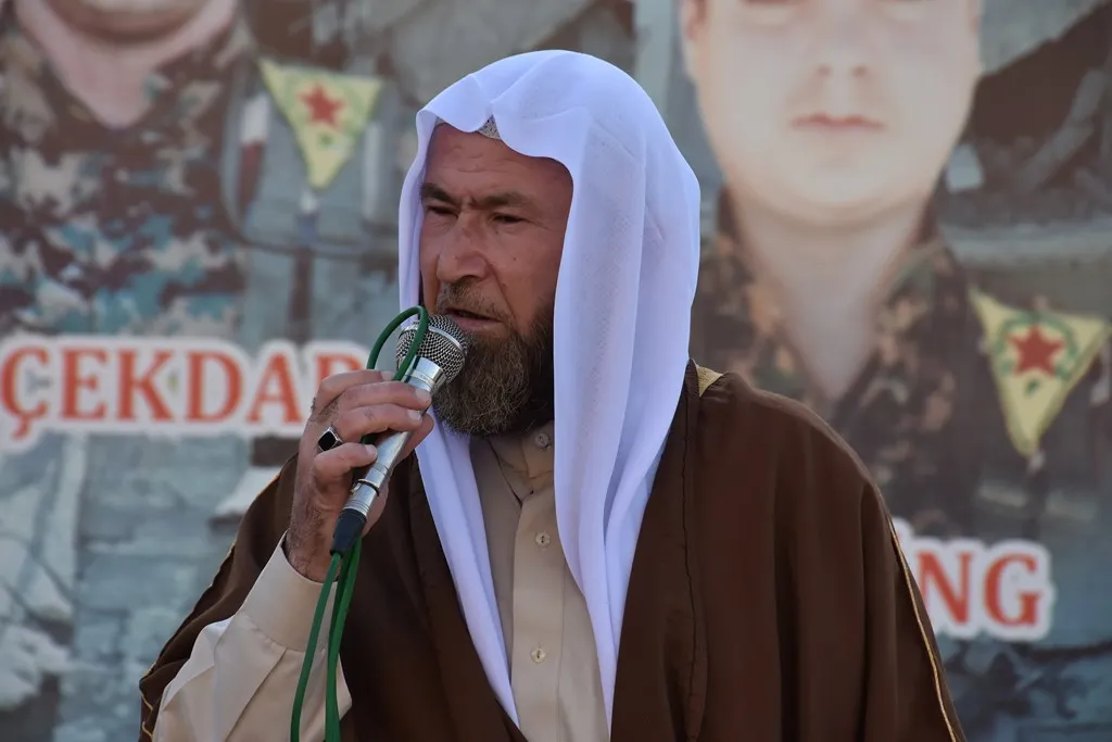أهالي شمال وشرق سوريا يزورون أضرحة الشهداء ويعربون عن فخرهم ببطولاتهم