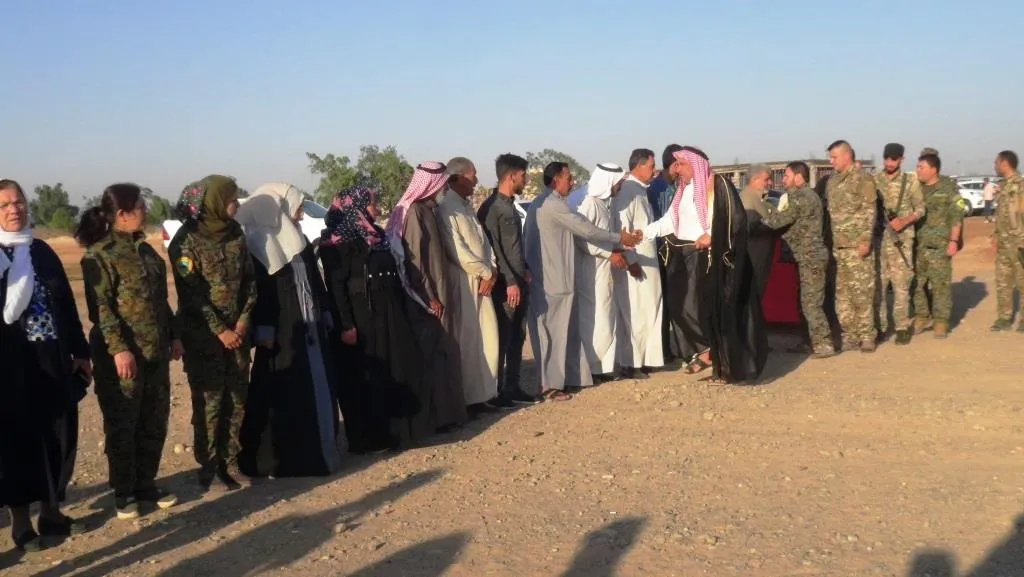 أهالي شمال وشرق سوريا يزورون أضرحة الشهداء ويعربون عن فخرهم ببطولاتهم