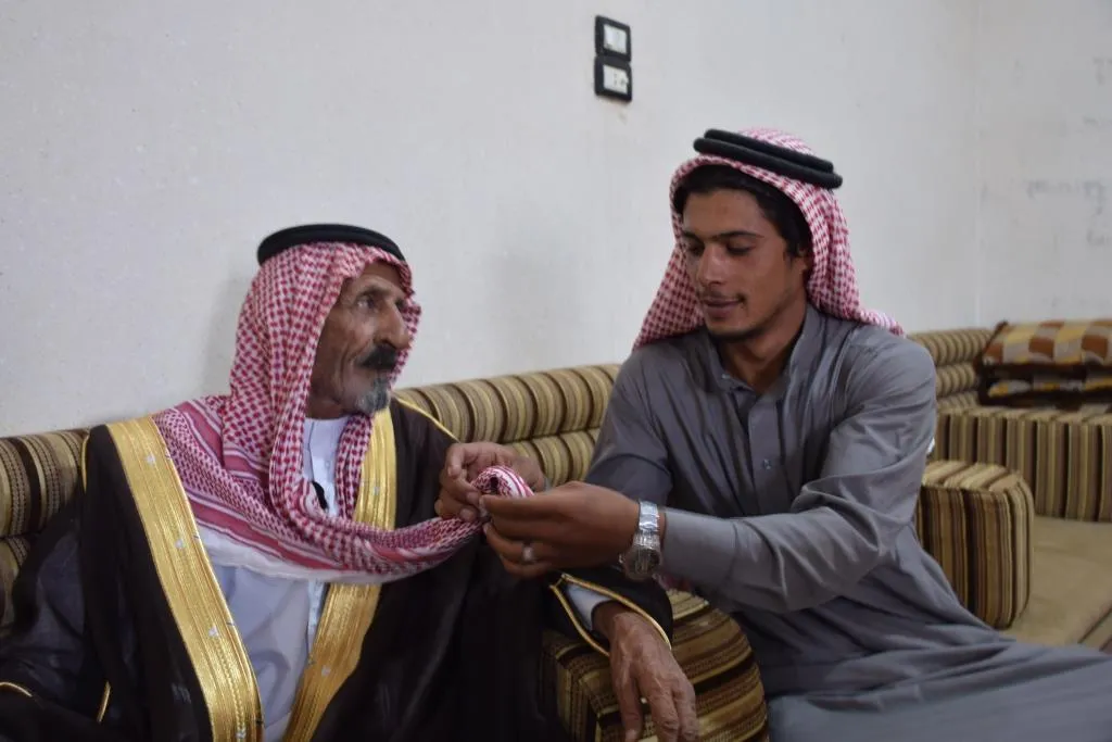 عقد الشماغ... وسيلة لتحقيق الغاية لم تتأثر بالتطور الحضاري لدى العشائر الأصيلة 