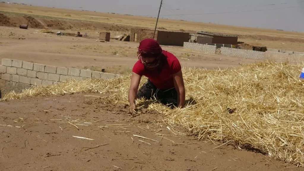 أهالي تل حميس يباشرون بترميم منازلهم الطينية