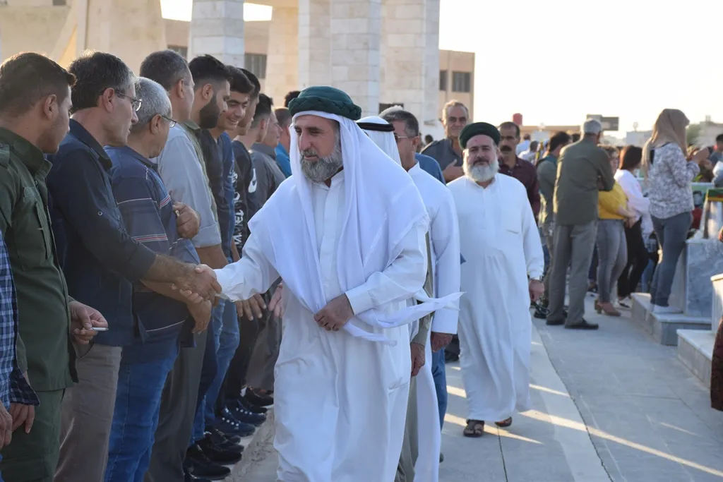 أهالي شمال وشرق سوريا يزورون أضرحة الشهداء ويعربون عن فخرهم ببطولاتهم