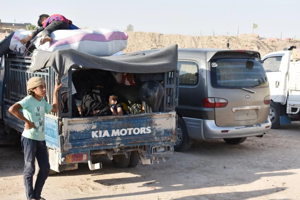 الدفعة الثانية من نازحي دير الزور في مخيم الهول يصلون منازلهم