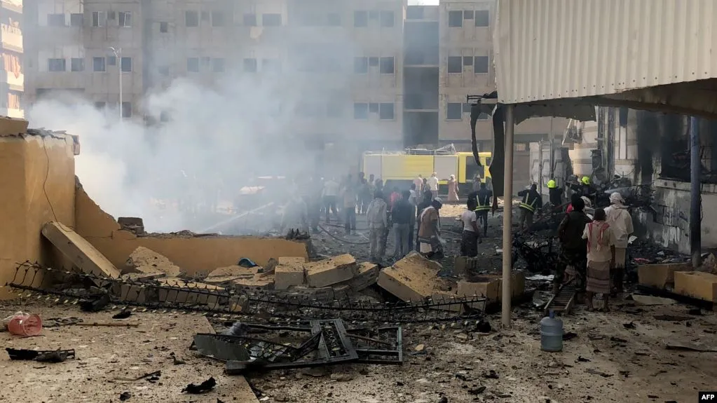 الحوثيون يعلنون استهداف عرض عسكري للجيش اليمني 