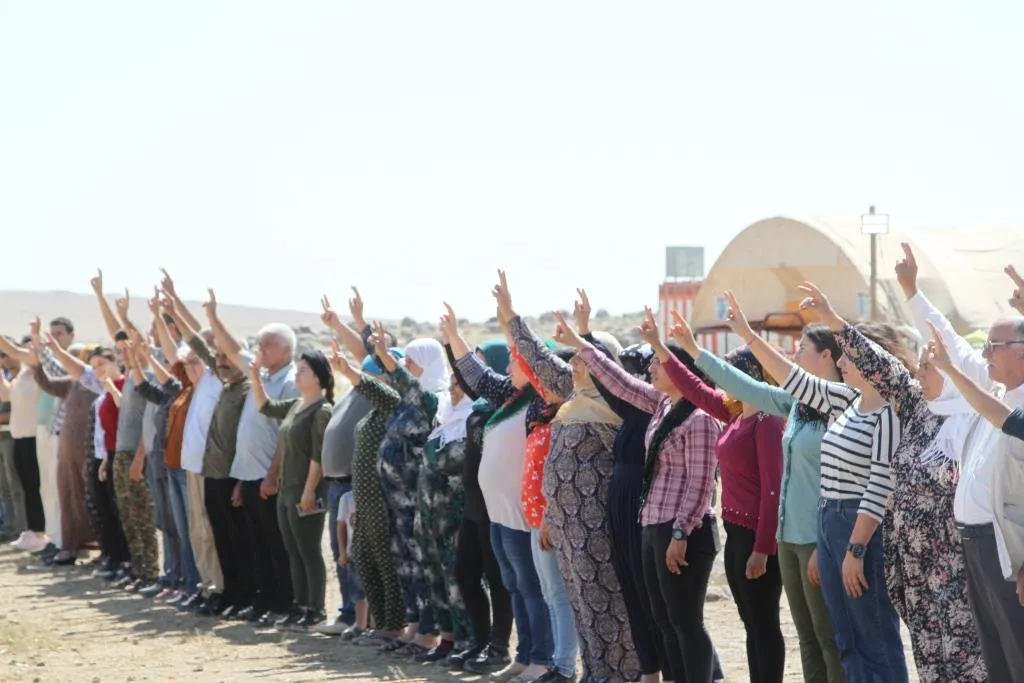 على الحدود التركية.. فعالية الدروع البشرية في كوباني تدخل يومها الـ21