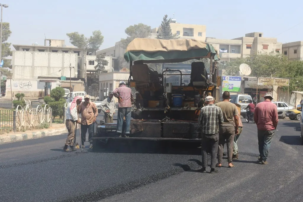 أعمال تنفيذ مشاريع الصرف الصحي وتعبيد الطرق مستمرة في منبج