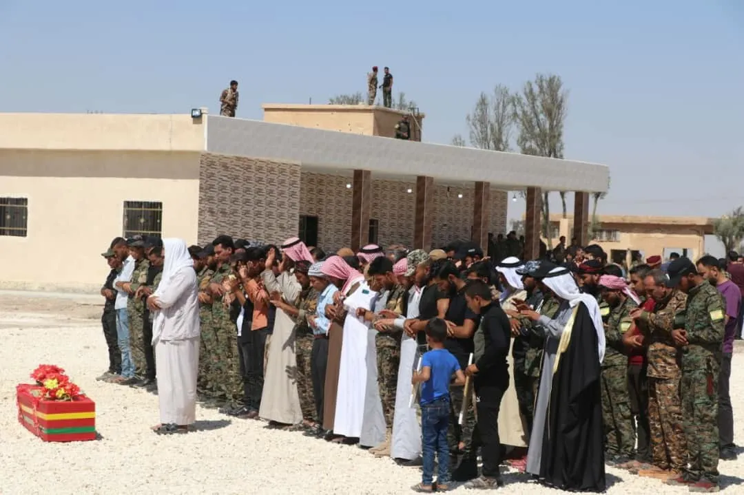 أهالي الشدادي يشيّعون جثمان المقاتل غزوان إلى مثواه الأخير