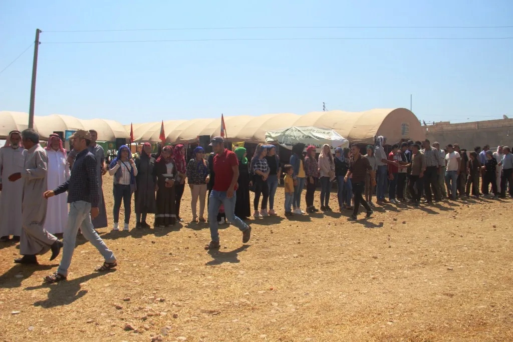 الأهالي يواصلون الوقوف كدروع بشرية على الحدود لليوم الـ16