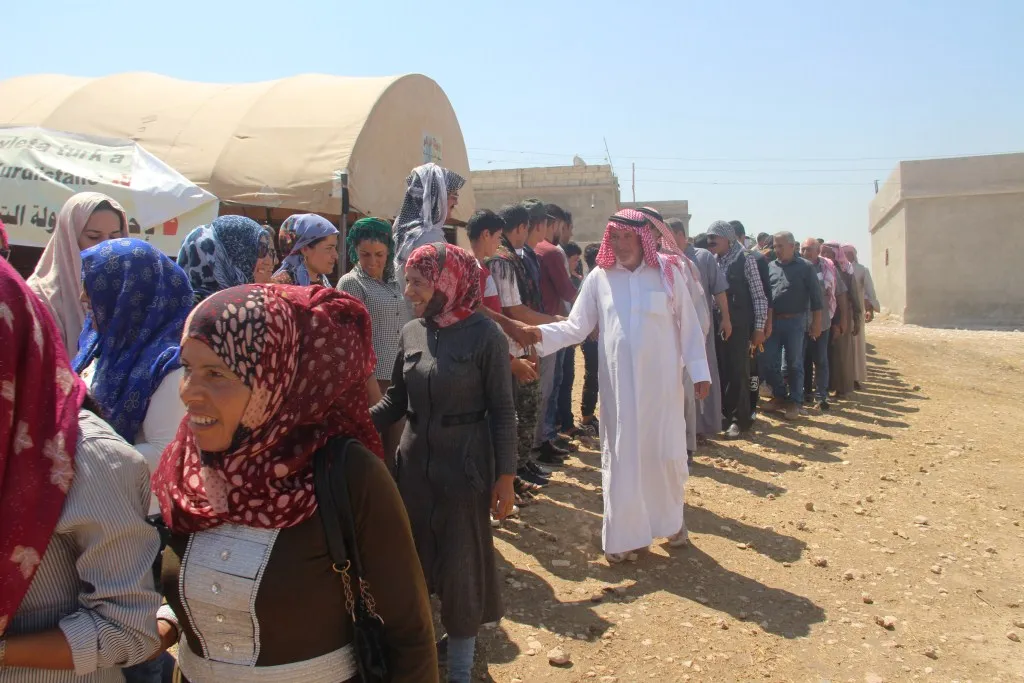 الأهالي يواصلون الوقوف كدروع بشرية على الحدود لليوم الـ16