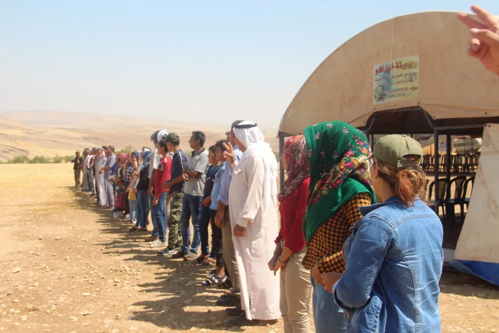 الأهالي يواصلون الوقوف كدروع بشرية على الحدود لليوم الـ16