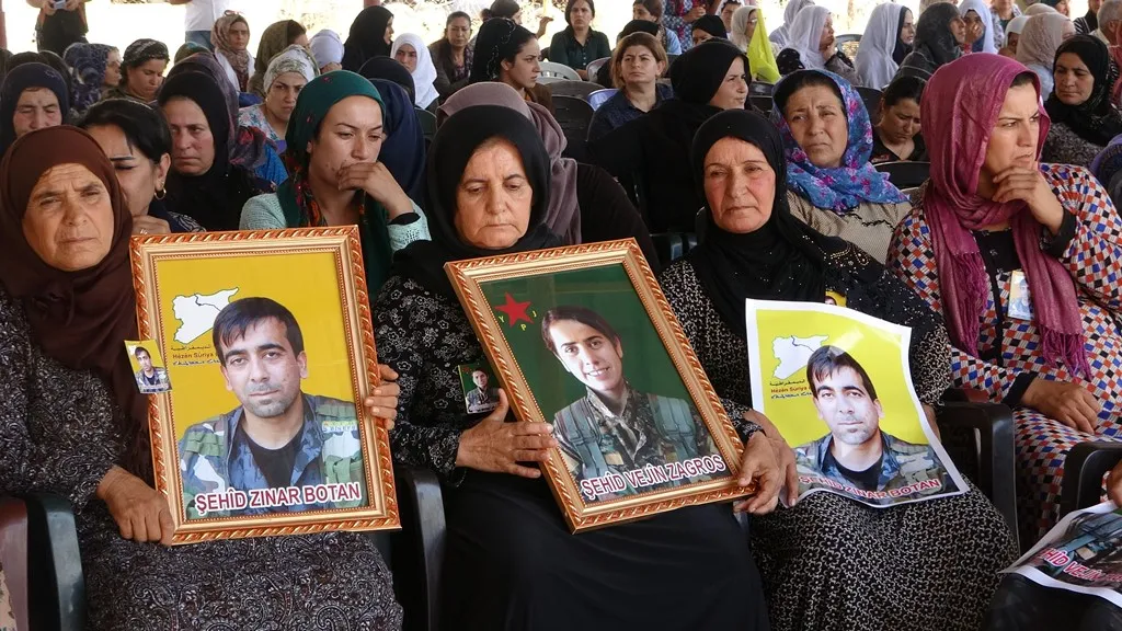 أهالي ديرك يقدمون واجب العزاء لذوي 3 من شهداء الحرية