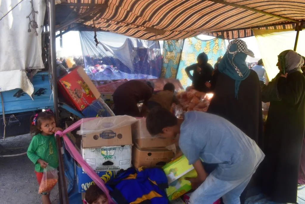 ازدحام بأسواق دير الزور قبيل العيد