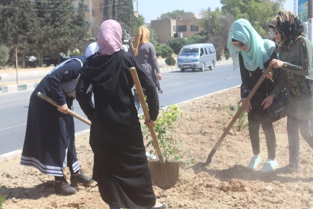 غرس الأشجار والأزهار في منبج حفاظاً على البيئة