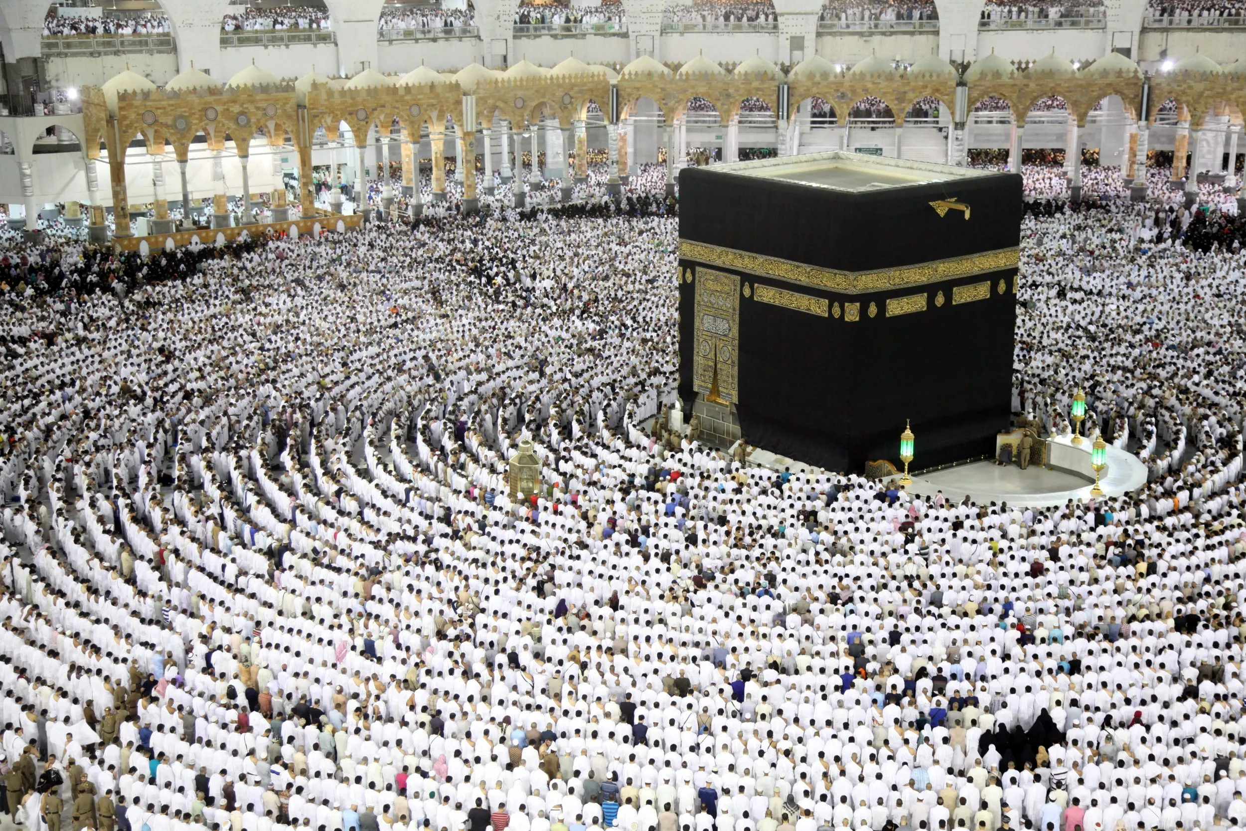 حجاج بيت الله الحرام يبدؤون أول مناسك الحج