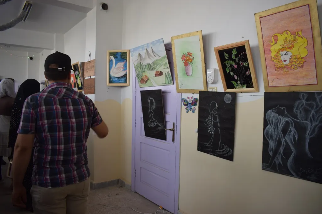معرض للرسومات والأعمال اليدوية للجنة التربية في منبج