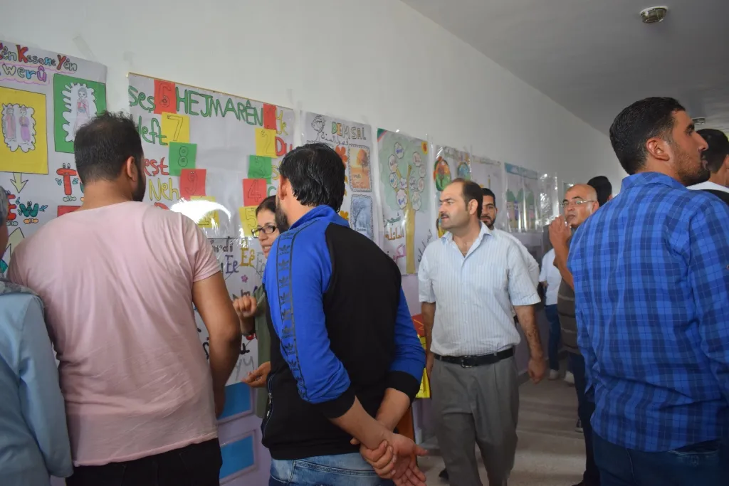 معرض للرسومات والأعمال اليدوية للجنة التربية في منبج