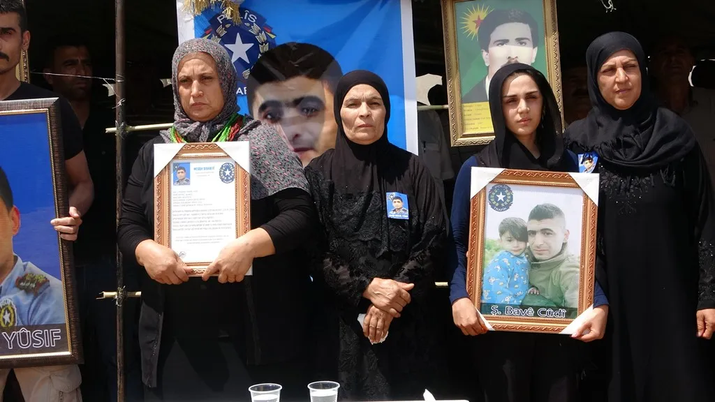 أهالي ديرك ونواحيها يقدمون واجب العزاء لذوي الشهيد اسماعيل