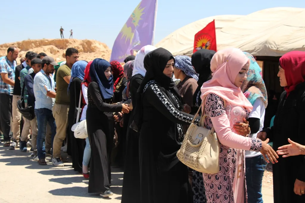 نساء المناطق المحررة يشاركن في خيمة الاعتصام المنصوبة في العريمة
