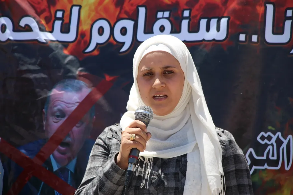 نساء المناطق المحررة يشاركن في خيمة الاعتصام المنصوبة في العريمة