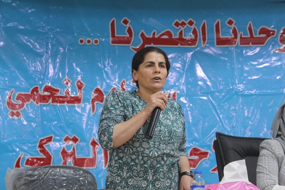ضمن فعاليات حملتها إدارة المرأة في الطبقة تناقش الوضع السياسي مع النساء
