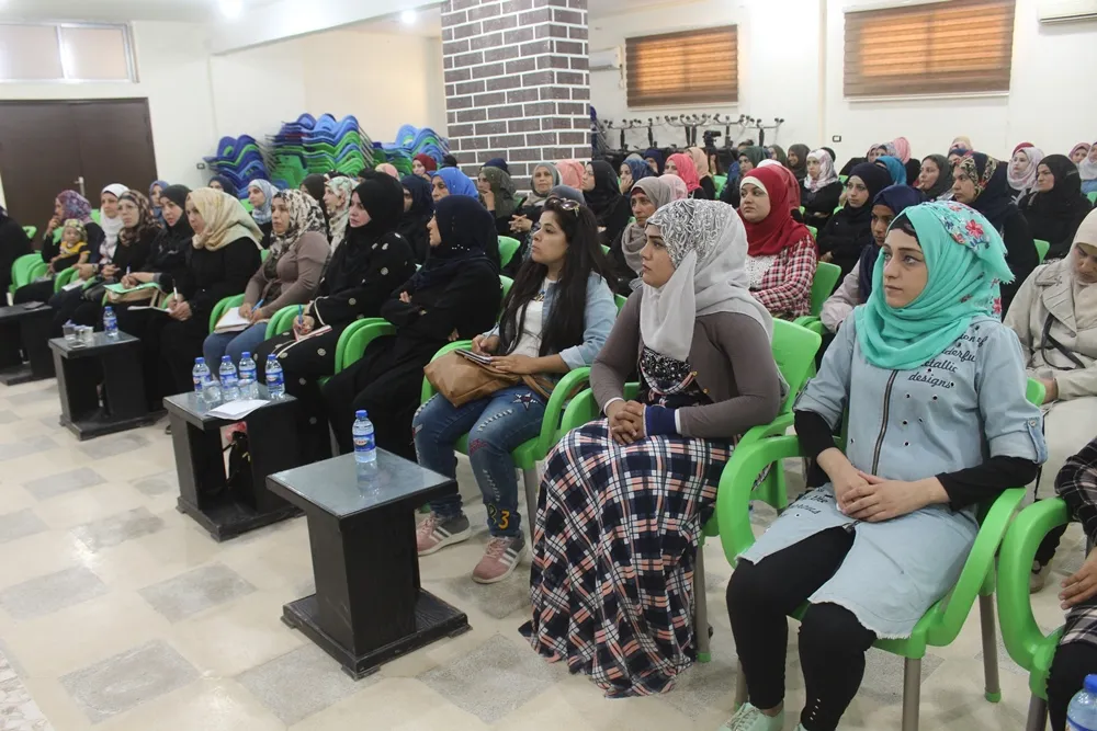 ضمن فعاليات حملتها إدارة المرأة في الطبقة تناقش الوضع السياسي مع النساء