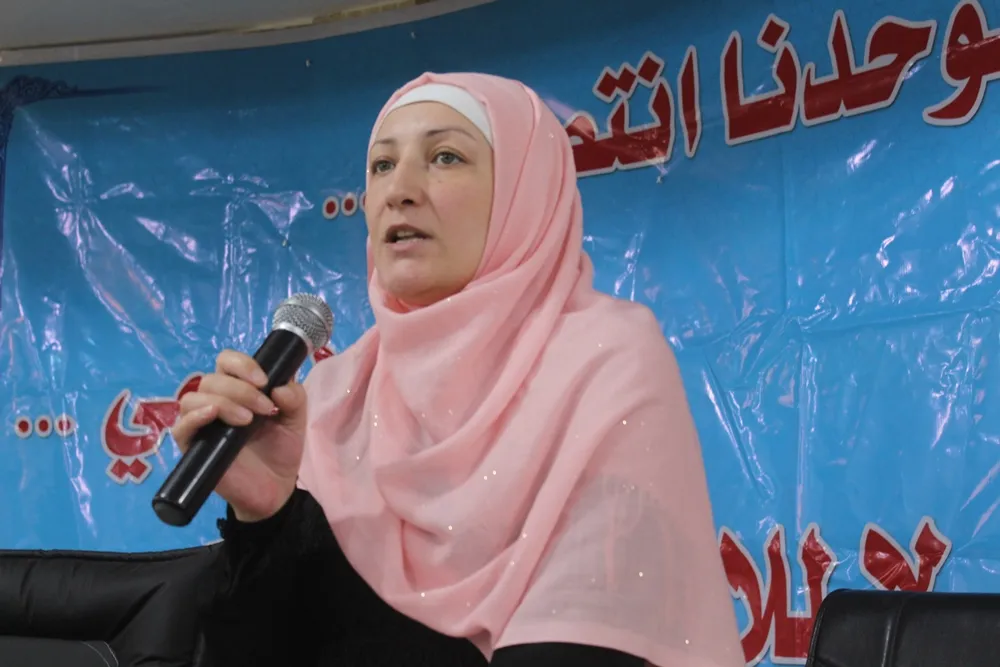 ضمن فعاليات حملتها إدارة المرأة في الطبقة تناقش الوضع السياسي مع النساء