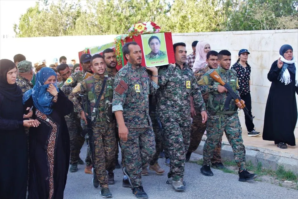 أهالي الطبقة يشيعون جثمان الشهيد ماهر