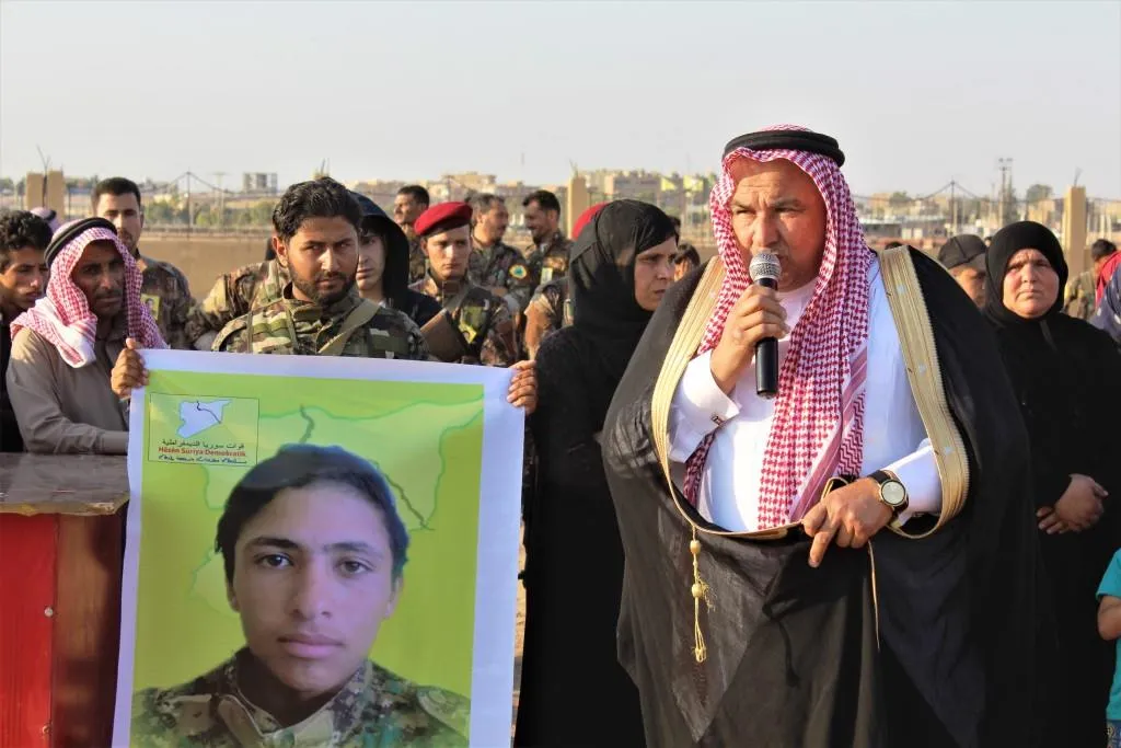 أهالي الطبقة يشيعون جثمان الشهيد ماهر