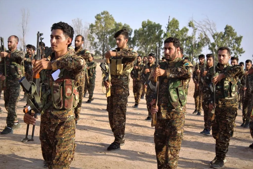 أهالي الطبقة يشيعون جثمان الشهيد ماهر