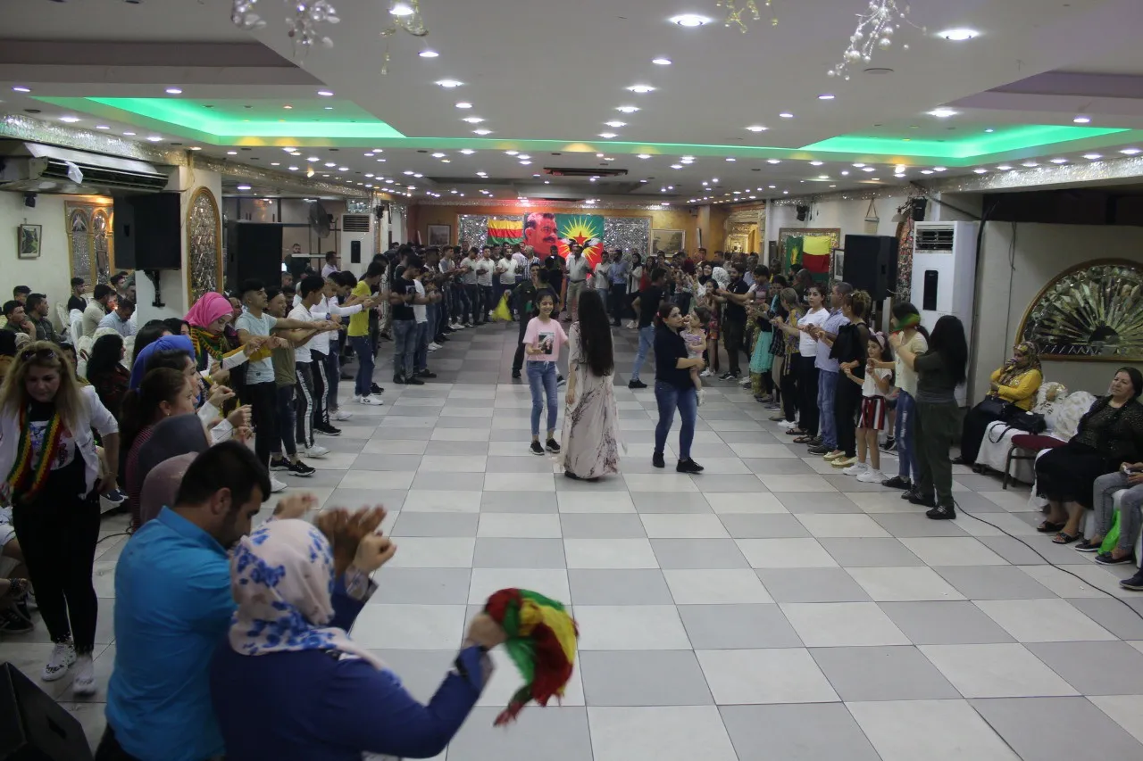 الجالية الكردية في لبنان تحتفل بمناسبة قفزة الـ 15 من آب