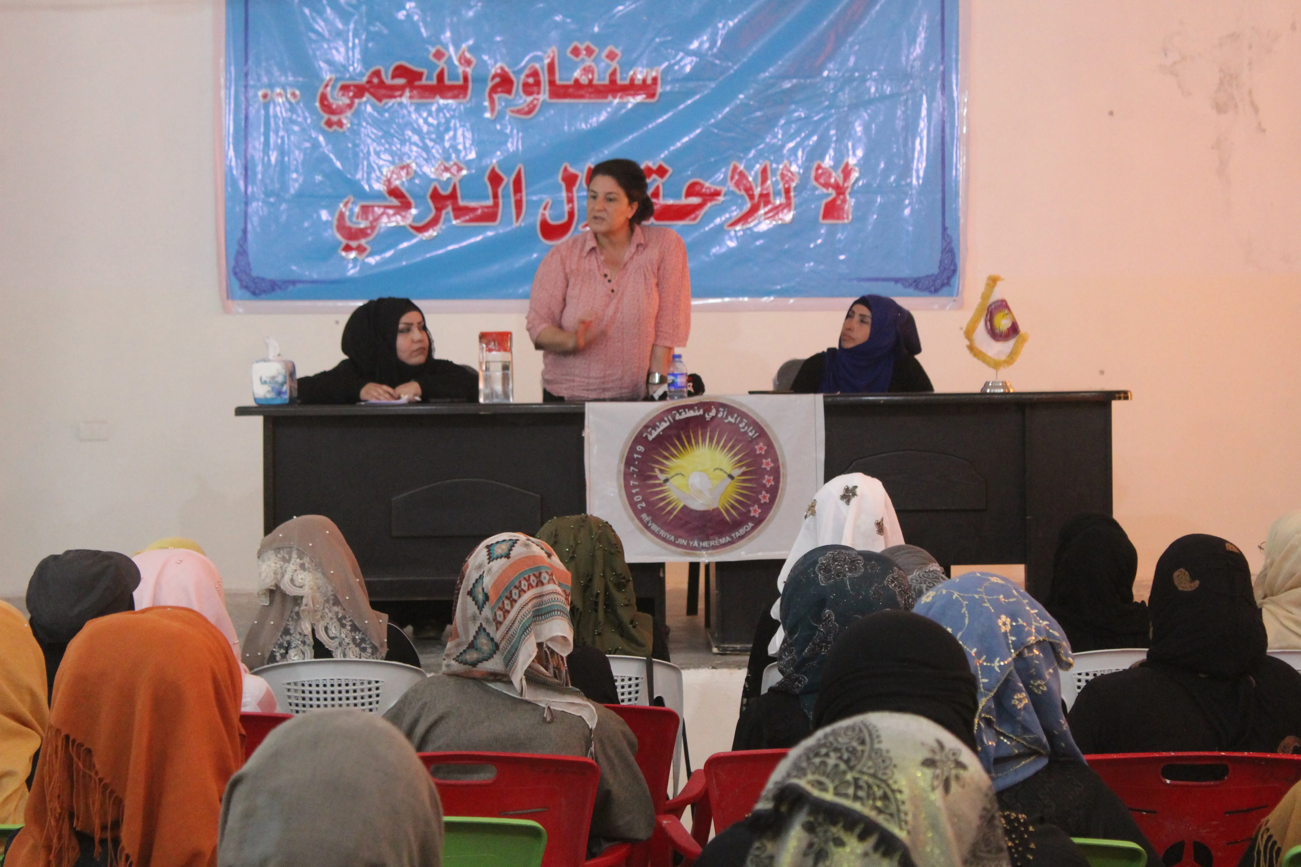 إدارة المرأة في الطبقة تشرح التطورات السياسية لنساء ريف الطبقة