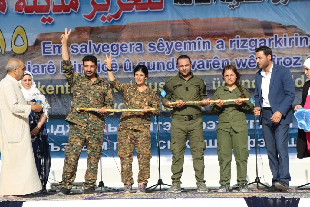 أهالي منبج ينهون احتفالهم بدبكات من فلكلور مكوناتها