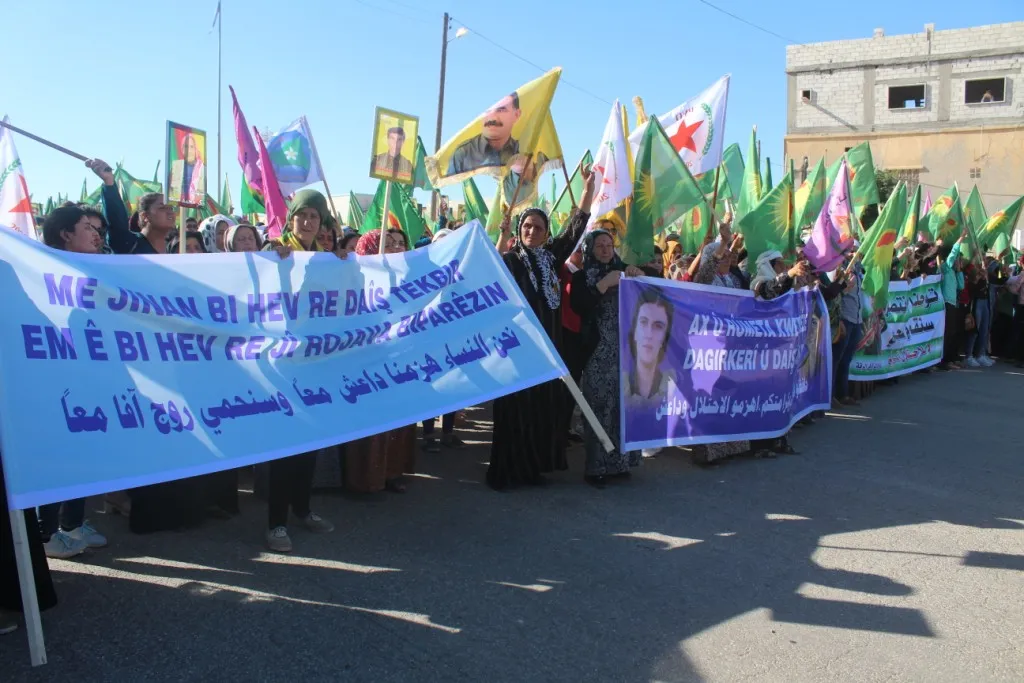 مؤتمر ستار ينظم مسيرة في كوباني يلقي فيها ببيان ضد التهديدات التركية