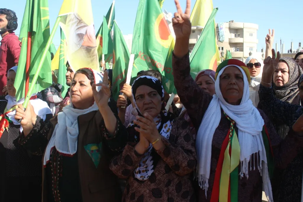 مؤتمر ستار ينظم مسيرة في كوباني يلقي فيها ببيان ضد التهديدات التركية