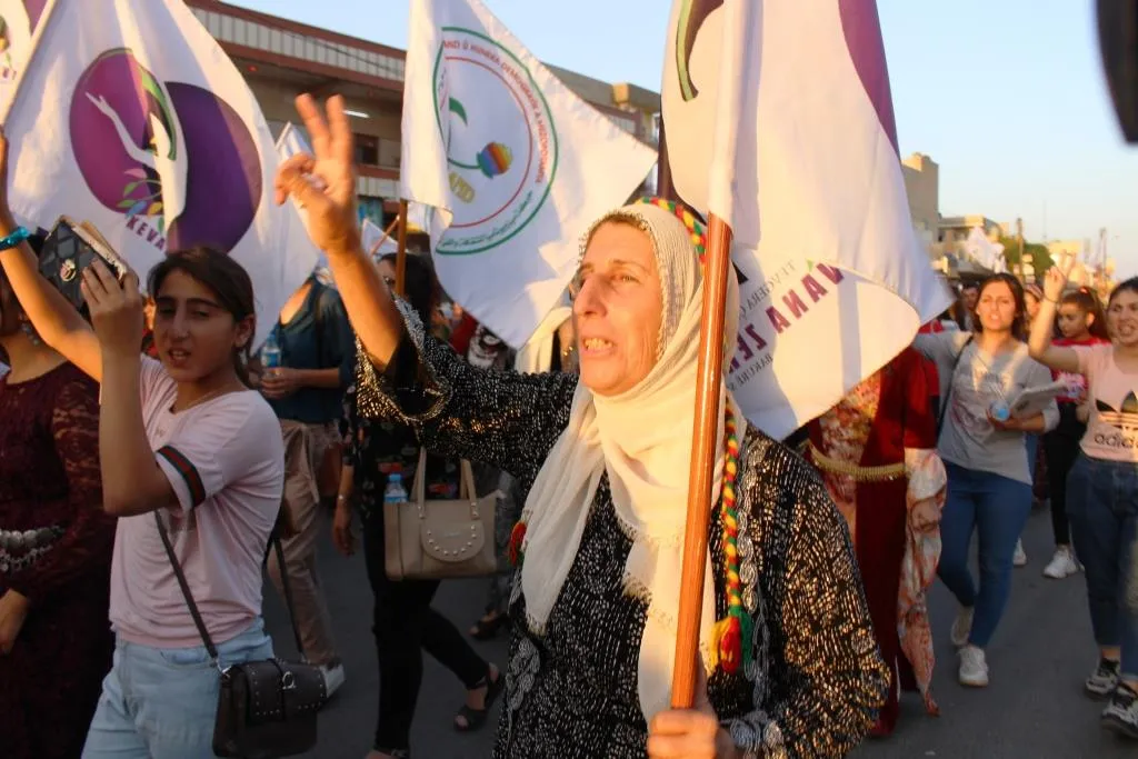 مسيرة في قامشلو تحت شعار "حافظوا على أرضكم وكرامتكم اهزموا الاحتلال وداعش"
