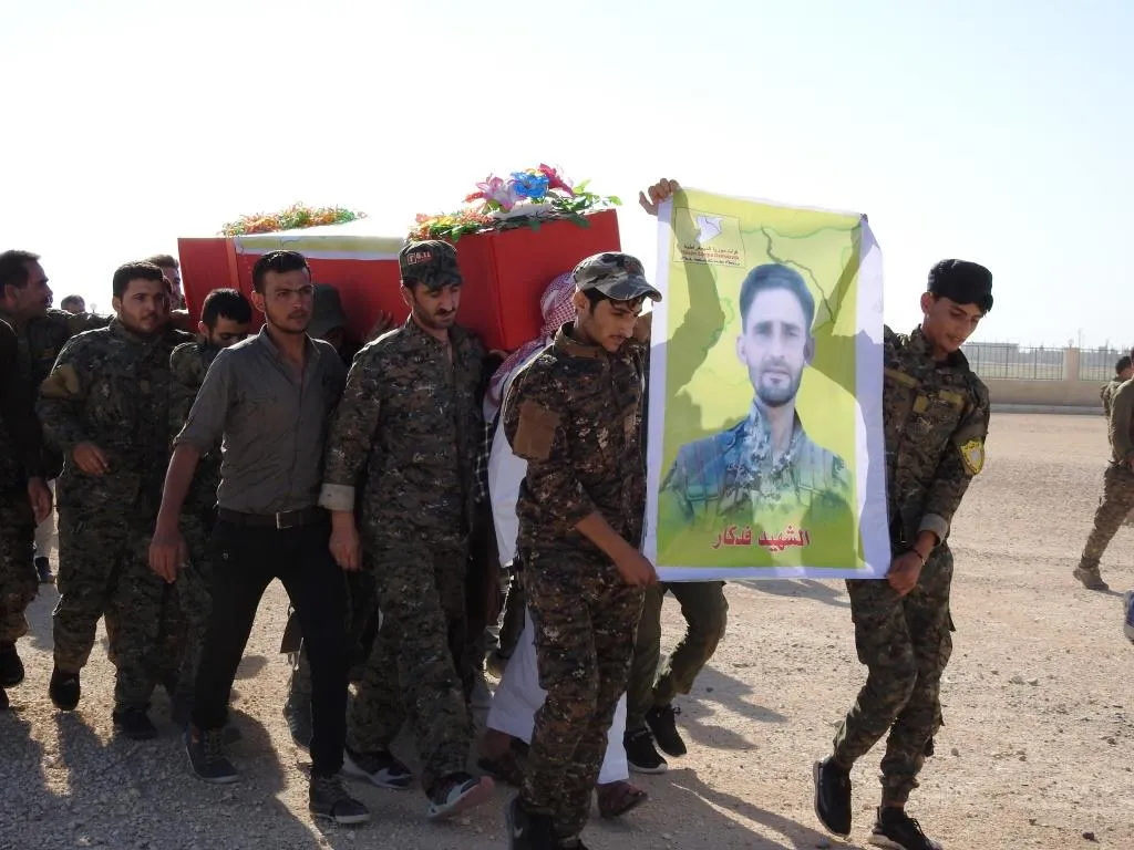 جثمان الشهيد عمار الأحمد يوارى الثرى في مزار الحكومية