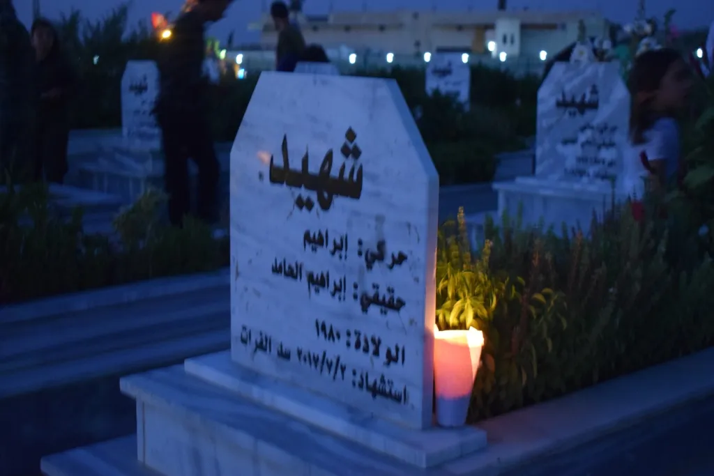 مزارات الشهداء تنار بالشموع بمناسبة عيد الأضحى