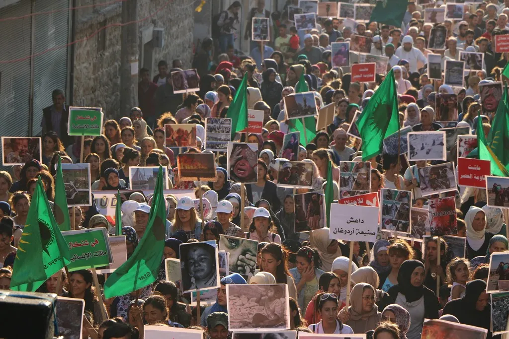 عشرات الآلاف من أهالي شمال وشرق سوريا يستنكرون مجزرة شنكال ويستذكرون ضحاياها