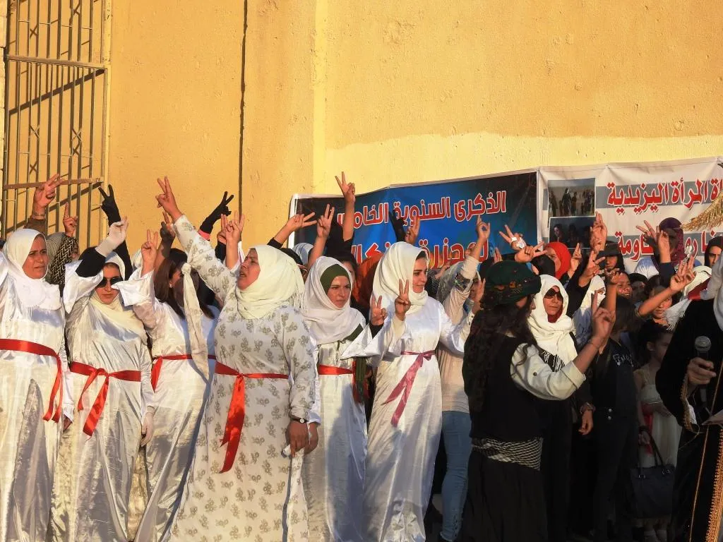عبر مسيرة وبيان.. نساء الرقة يستنكرن مجازر داعش في شنكال