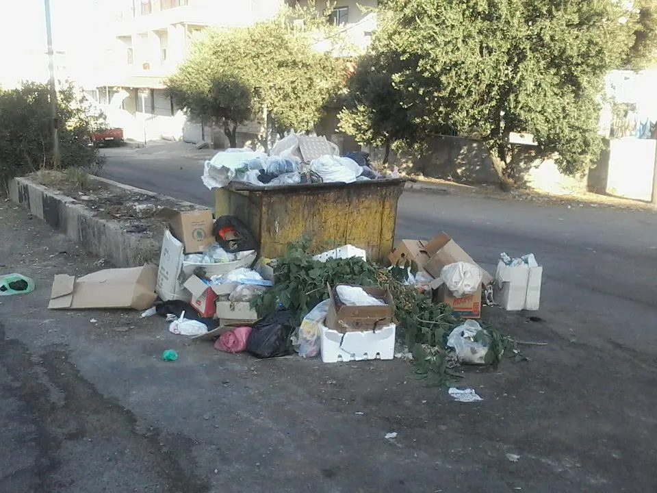 في السويداء نفايات متراكمة.. وخدمات شبه غائبة