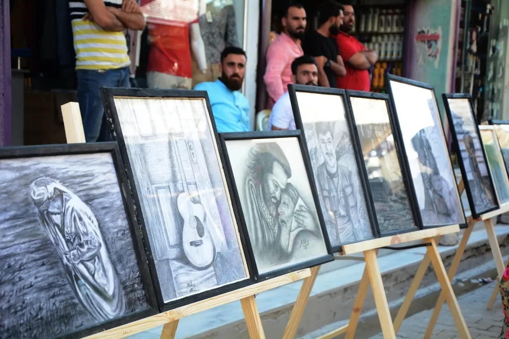 فنانون تشكيليون يفتتحون معرضاً للرسومات في كوباني