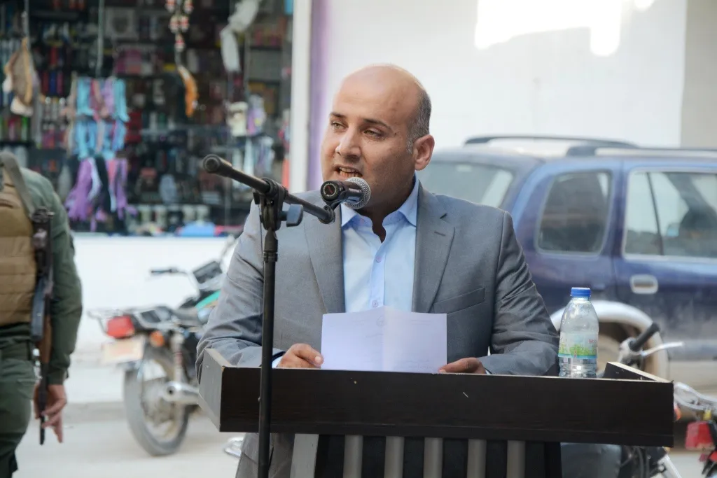 فنانون تشكيليون يفتتحون معرضاً للرسومات في كوباني