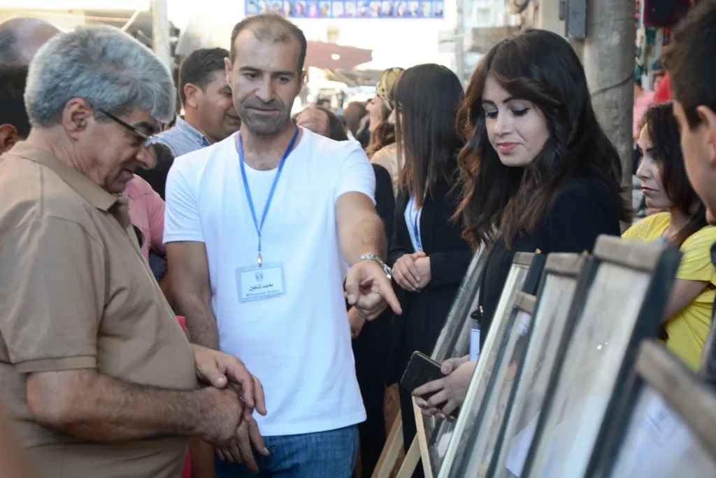 فنانون تشكيليون يفتتحون معرضاً للرسومات في كوباني