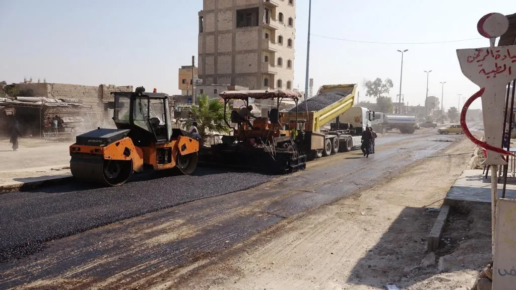 بلدية الرقة تُنجز 50% من مشروعها لتعبيد الطرق