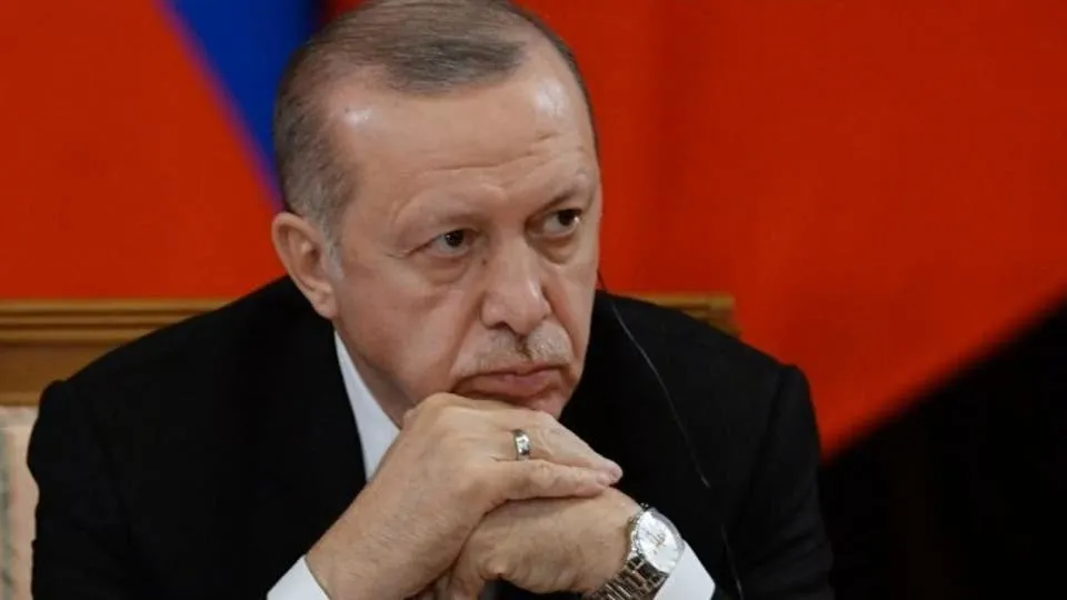 ضربة قاسية لأردوغان.. غول وأوغلو وآخرون يطلقون حزب هذا الشهر
