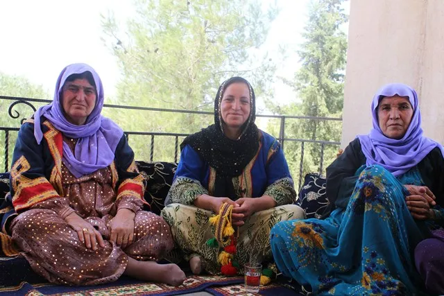 نساء كوجريات .. يصفن واقع حياتهن بالغناء التراثي وينقلنه للأجيال