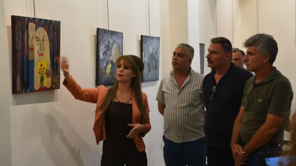 لوحات تُجسد واقع المرأة الكردية